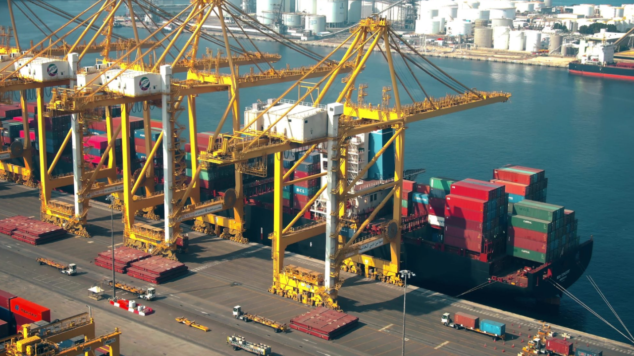 霍爾木茲海峽關閉，集裝箱航運改道量飆升360%