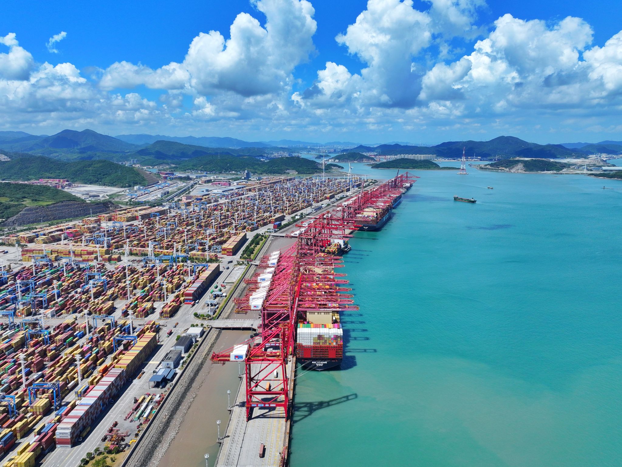 A first in global port history: Ningbo-Zhoushan Port surpasses 1.4 billion tonnes